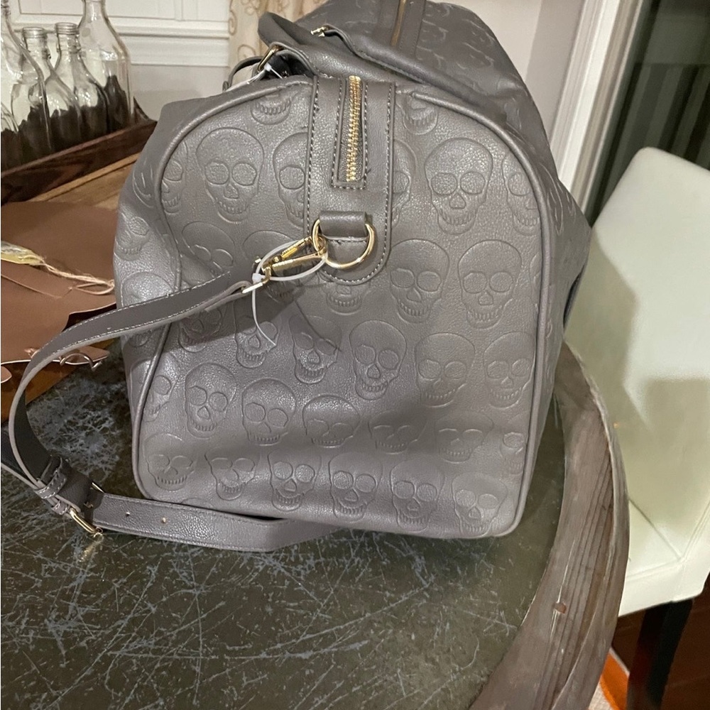 BETSEY JOHNSON GRAY SKULL TRAVEL DUFFLE WEEKENDER BAG NEW - Picture 3 of 8